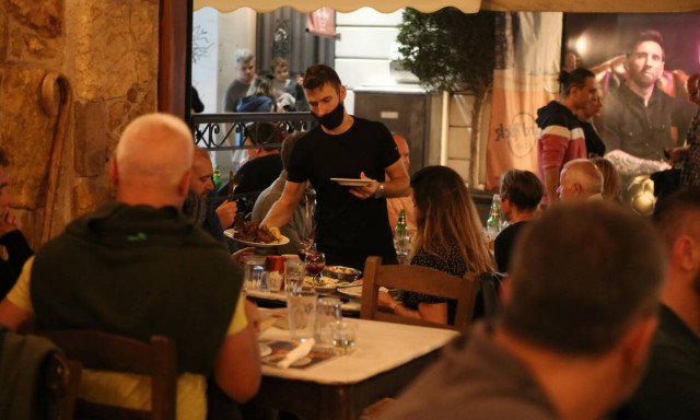 Κορονοϊός - Βασιλακόπουλος: Να απαγορευτούν οι μεικτοί χώροι στην εστίαση - Δεν τηρούνται τα μέτρα