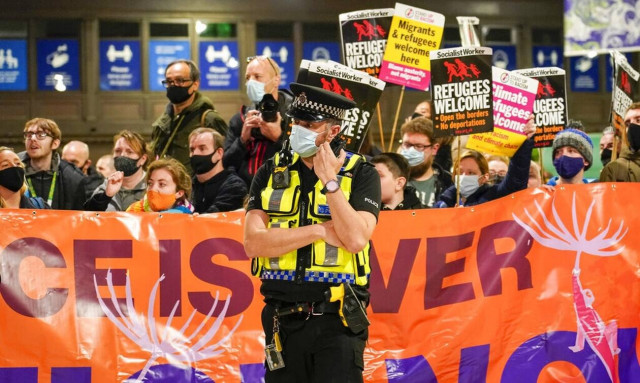 COP26: Εκατοντάδες διαδηλωτές στη Γλασκώβη ζητούν από τους ηγέτες να αναλάβουν δράση για το κλίμα