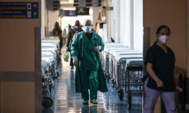 Καπραβέλος: Ή θα εμβολιαστούμε ή θα ζήσουμε τραγωδίες - Αγωνία για την πληρότητα στις ΜΕΘ