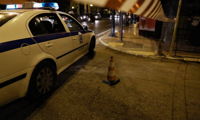 Θεσσαλονίκη: Kαταδίωξη με έναν τραυματία – Αυτοκίνητο κατέληξε στην περίφραξη βενζινάδικου