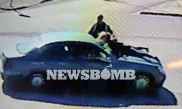 Βίντεο-ντοκουμέντο από τη ληστεία - σοκ στο Μενίδι: Γυναίκα κρεμασμένη στο καπό Ι.Χ. κακοποιών