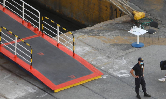 Πειραιάς: Συνεχίζεται η απεργία των εργαζομένων στο λιμάνι