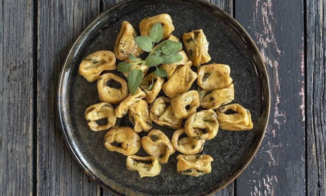 Σπιτικά τορτελίνι με 4 τυριά - Νόστιμη συνταγή του Άκη Πετρετζίκη