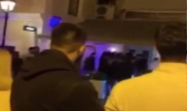 Χαμός έξω από μπαρ στο Ρέθυμνο: Έσπασε την είσοδο του μαγαζιού με το 4Χ4!