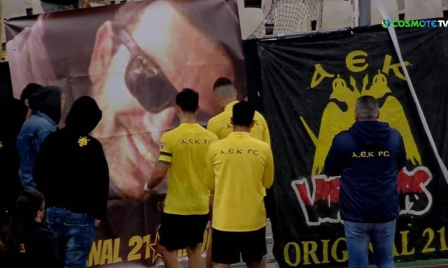 Super League: Τίμησαν τη μνήμη οπαδού οι παίκτες της ΑΕΚ – Άφησαν λουλούδια στο πέταλο (video)