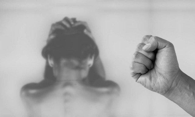 Στοιχεία -σοκ: Εκατομμύρια αναζητήσεις στο διαδίκτυο «πώς να χτυπήσω τη γυναίκα μου χωρίς συνέπειες»