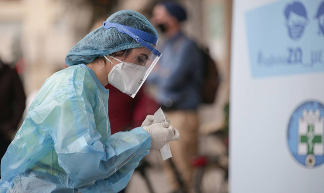 Κορονοϊός - Η γεωγραφική κατανομή των 2.727 νέων μολύνσεων: 537 στην Αθήνα - 447 στη Θεσσαλονίκη