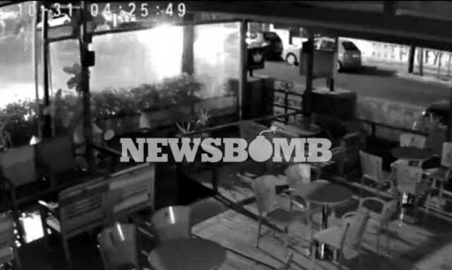 «Τρελή» πορεία αυτοκινήτου στα Πατήσια – Έπεσε πάνω στα παρκαρισμένα οχήματα και εξαφανίστηκε