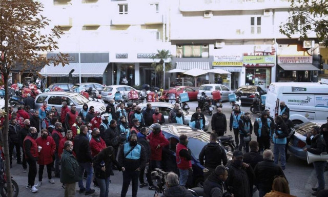 Θεσσαλονίκη: Μοτοπορεία για τον ντελιβερά – «Ο νεαρός κυκλοφορεί ελεύθερος και θερίζει ζωές»