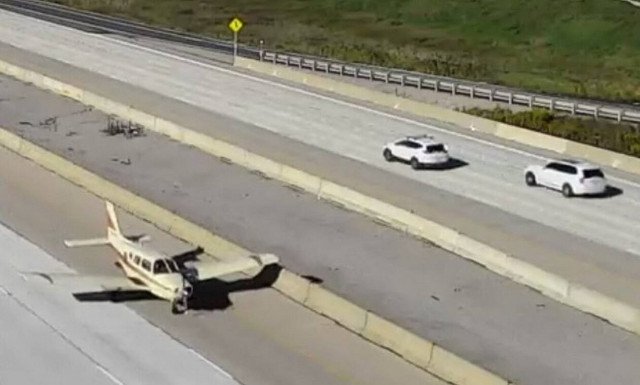 Mικρό αεροπλάνο προσγειώνεται σε αυτοκινητόδρομο