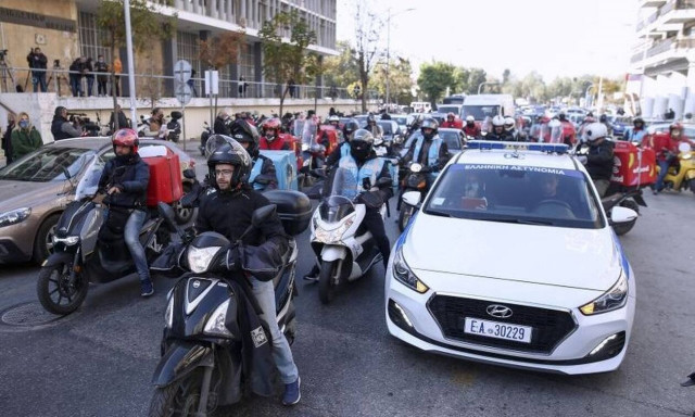 Θεσσαλονίκη: Η μεγάλη συγκέντρωση διαμαρτυρίας των ντελιβεράδων για τον θάνατο συναδέλφου τους