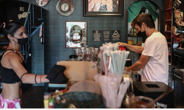 Κορονοϊός: H «έκρηξη» κρουσμάτων φέρνει νέες παρεμβάσεις – Σύσκεψη υπό τον Μητσοτάκη