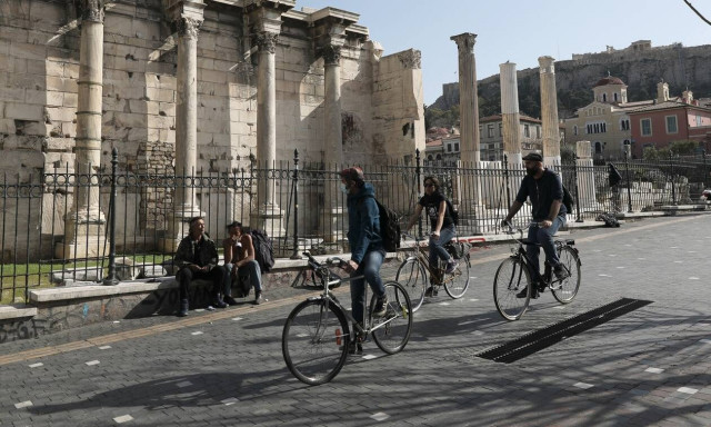 Οι αριθμοί δείχνουν... lockdown: Δραματική αύξηση κρουσμάτων και διασωληνωμένων