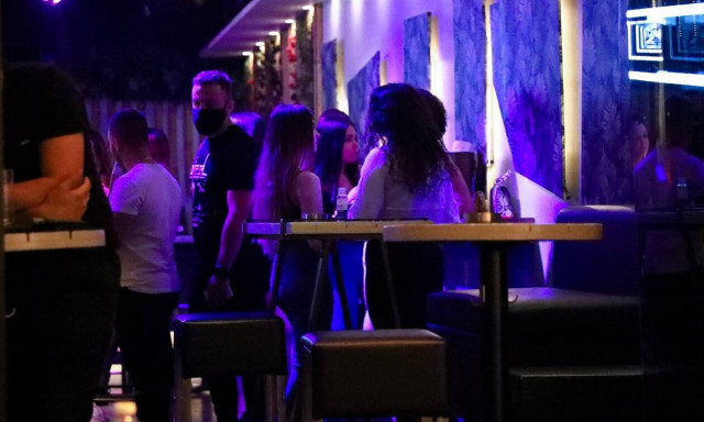 Μέτρα για τον κορονοϊό: SMS στους μη εμβολιασμένους, νυχτερινό lockdown σε κέντρα διασκέδασης