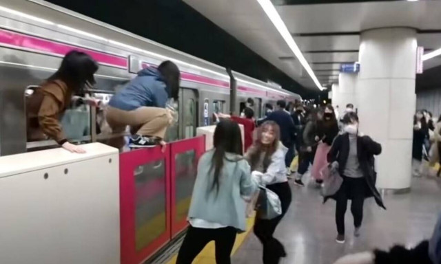 Φρίκη στην Ιαπωνία: Αυτός είναι ο «Τζόκερ» που αιματοκύλησε τρένο στο Τόκυο