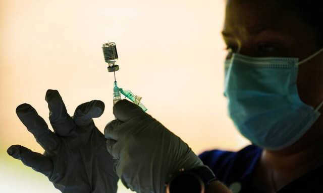 Τα εμβόλια της γρίπης και του κορονοϊού μειώνουν τον κίνδυνο θανάτου και από άλλες αιτίες