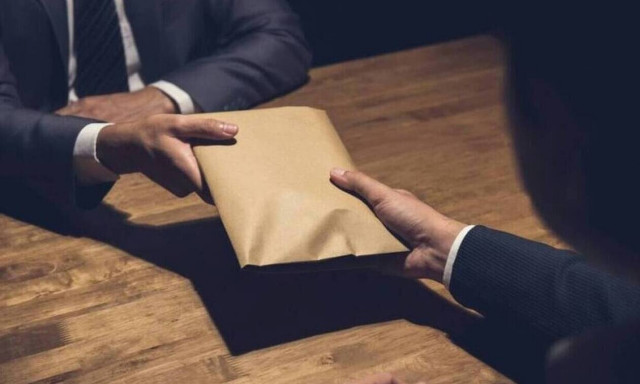 Νομοσχέδιο για τον Ποινικό Κώδικα: Χωρίς αλλαγές κατατέθηκε η «αμφίσημη» διάταξη για τη δωροδοκία