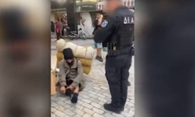 ΕΛΑΣ: Η συγκινητική κίνηση ανδρών της ομάδας ΔΙΑΣ σε άστεγο – Του αγόρασαν παπούτσια και κάλτσες