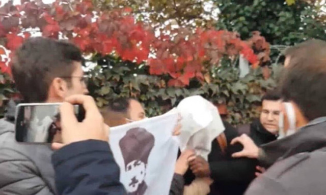 Τούρκοι εθνικιστές έβαλαν κουκούλα στο κεφάλι Αμερικανών ναυτών