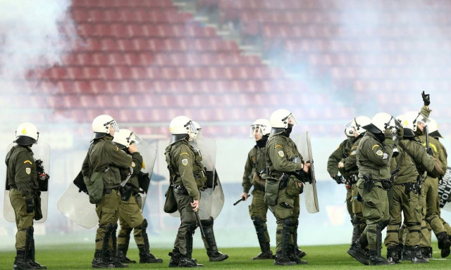 Επεισόδια οπαδών του Ολυμπιακού με αστυνομικούς στο Μοναστηράκι - Συναγερμός στο κέντρο της Αθήνας