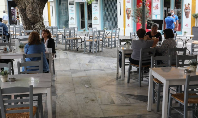 Κορονοϊός: Σε δύο μέτωπα η «μάχη» της κυβέρνησης – Σαρωτικοί έλεγχοι και τρίτη δόση