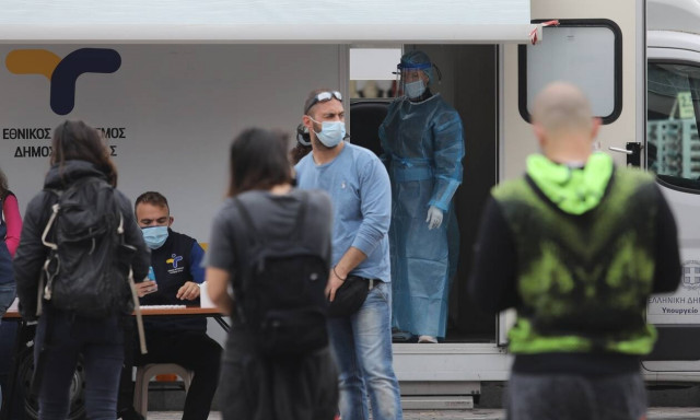 Κρούσματα: Ολοταχώς για νέο «μαύρο» ρεκόρ σήμερα αν γίνει ο ίδιος αριθμός τεστ με χθες