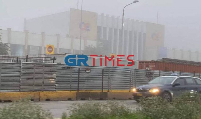 Απόκοσμες εικόνες στη Θεσσαλονίκη: Τοπίο στην ομίχλη οι δρόμοι της πόλης