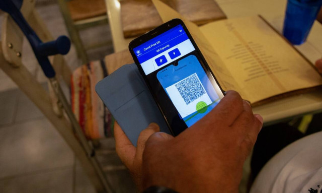 Πλαστά πιστοποιητικά εμβολιασμού από τη Βουλγαρία «κατακλύζουν» τη Βόρεια Ελλάδα: Πώς δρα το κύκλωμα