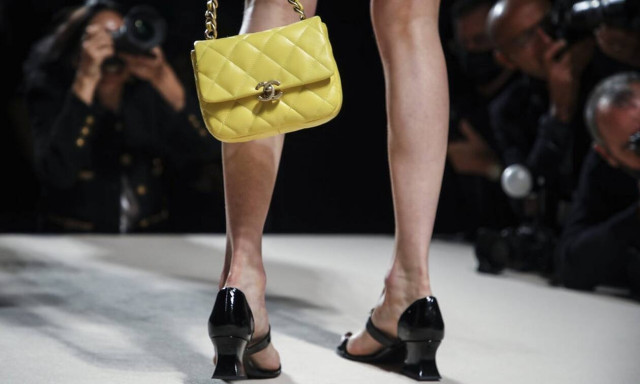 Γαλλία: Η Chanel αύξησε τις τιμές σε εμβληματικές τσάντες της ενόψει των Χριστουγέννων