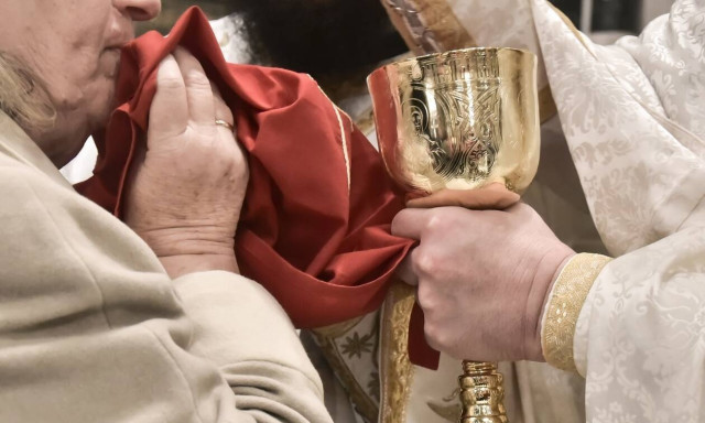 Μυτιλήνη: Ιερέας κοινωνούσε πιστούς ενώ νοσούσε με κορονοϊό