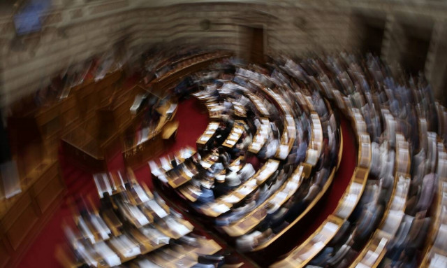 Κορονοϊός: Η Βουλή, τα σχολεία και η «γυναίκα του Καίσαρα»