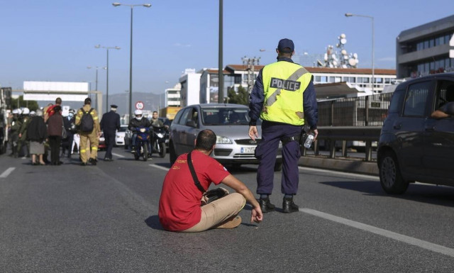 Σοβαρή καταγγελία των εποχικών πυροσβεστών για ακρωτηριασμό στα επεισόδια με αστυνομικούς