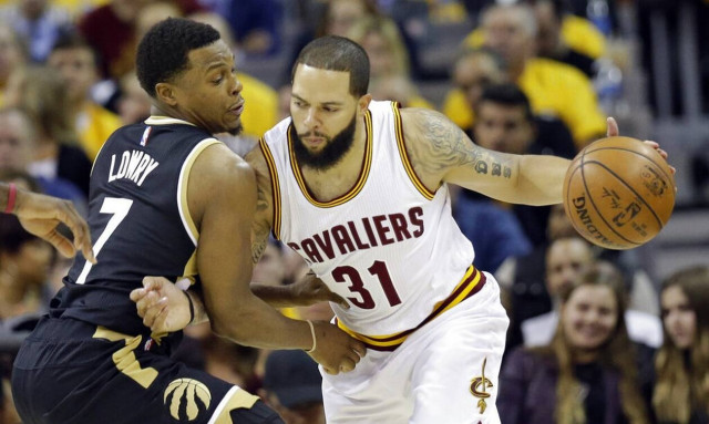 Ντερόν Ουίλιαμς: Από τα παρκέ του ΝΒΑ στα ρινγκ (video)