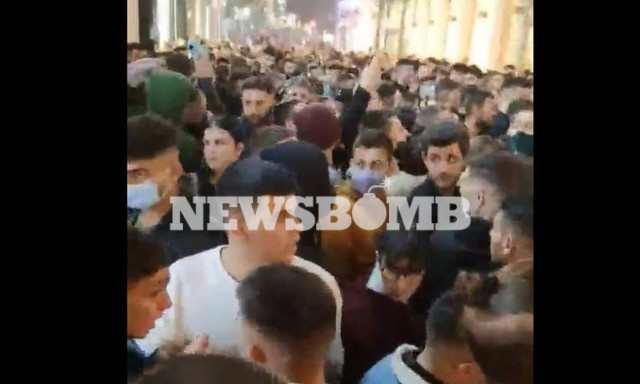 Απίστευτος συνωστισμός στην Ερμού! Τελικά, δουλευόμαστε μεταξύ μας…