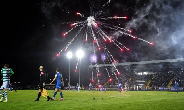 Ιρλανδία: Αγώνας διεκόπη λόγω πυροτεχνημάτων! «Έσκασαν» πάνω στους παίκτες (video)