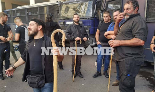 Ρεπορτάζ Newsbomb.gr: Στην Αθήνα αγρότες και κτηνοτρόφοι από την Κρήτη - Ζητούν οικονομική στήριξη