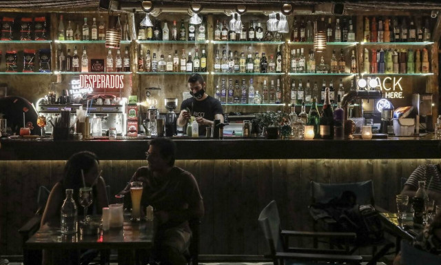 Κορονοϊός: Πρώτη βραδιά με νέα μέτρα – «Πόρτα» σε μπαρ, εστιατόρια για μη εμβολιασμένους χωρίς τεστ