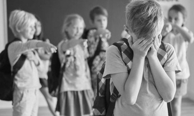 Bullying: «Η μάνα σου ξέρει ότι είσαι ανώμαλος ή είναι τα ίδια σκ***;» Ο «Α» μεγάλωσε αλλά δεν ξεχνά