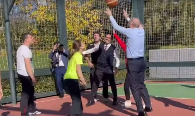 Ερντογάν: Πήγε για μπάσκετ με…γραβάτα για να δώσει τέλος στις φήμες για την υγεία του