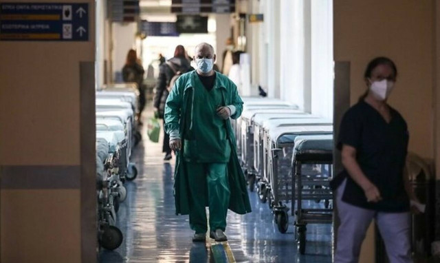 Δραματική πρόβλεψη Καπραβέλου: Μέχρι τα Χριστούγεννα θα έχουμε εκατόμβη νεκρών