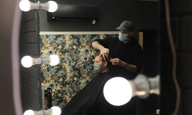 Νέα μέτρα: Τι ισχύει από σήμερα στα κομμωτήρια για τους μη εμβολιασμένους