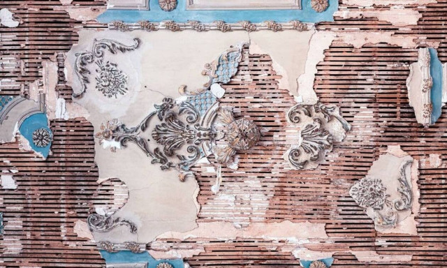 Ο James Kerwin φωτογραφίζει ερειπωμένα ταβάνια στον Λίβανο