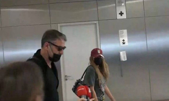 Δέσποινα Βανδή - Βασίλης Μπισμπίκης: Πλάνα κατά την άφιξή τους μετά το ρομαντικό ταξίδι στη Ρώμη 