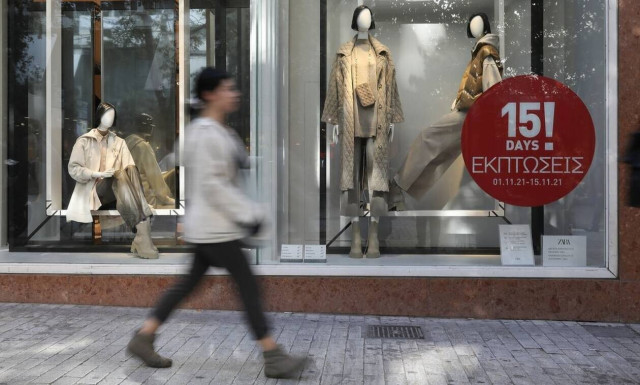 Stores open on Sunday from 11:00 to 18:00