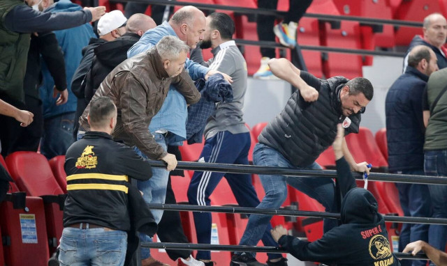 Super League: Βίντεο και φωτογραφίες από τα επεισόδια σώμα με σώμα στο Βόλος – Άρης!