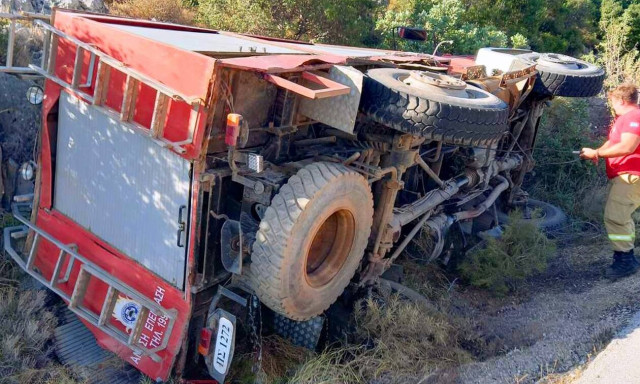 Άρτα: Πυροσβεστικό όχημα έπεσε σε χαράδρα - Στο νοσοκομείο δυο πυροσβέστες