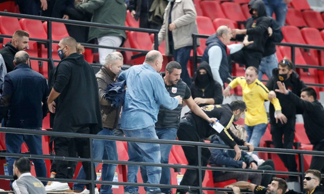 Super League: Διακοπή στο Βόλος – Άρης! Ξύλο και χημικά μέσα κι έξω από το γήπεδο (video+photos)