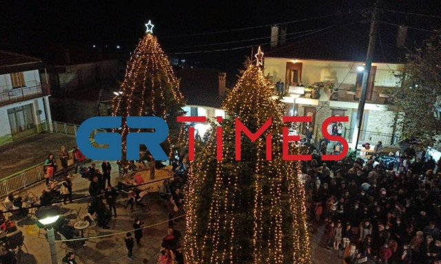 Τα Χριστούγεννα πήγαν... νωρίτερα στην Χαλκιδική: Φωταγωγήθηκε το πρώτο δέντρο στο χωριό Ταξιάρχης