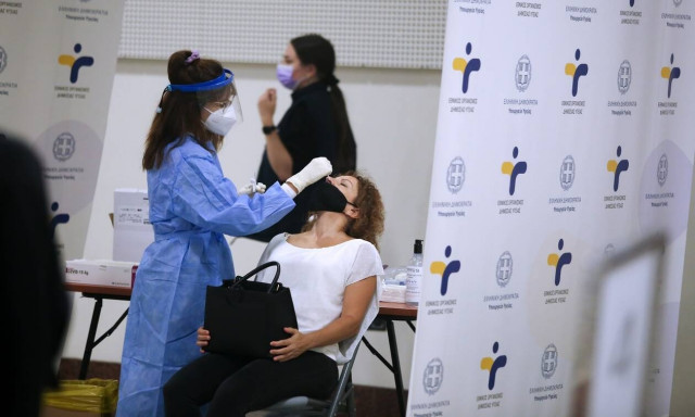 Κορονοϊός: «Έκρηξη»! Τετραπλασιάστηκε η θετικότητα - Με 114.000 τεστ, 7.335 κρούσματα