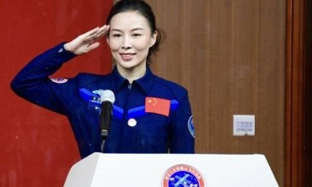 Γράφτηκε Ιστορία! Για πρώτη φορά Κινέζα αστροναύτης «περπάτησε» στο διάστημα (video)